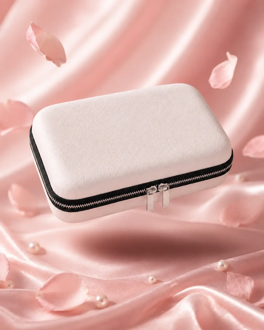 Étui du coffret DOPPLO® présenté sur un satin rose poudré